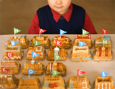 Coco&Me - Children's Birthday Cake - in shape of Trains, with royal icing!