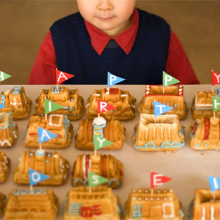 Coco&Me - Children's Birthday Cake - in shape of Trains, with royal icing!