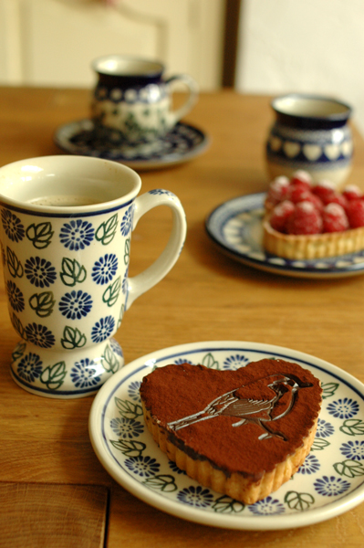 www.cocoandme.com - chocolate tart with bird pattern - Coco&Me