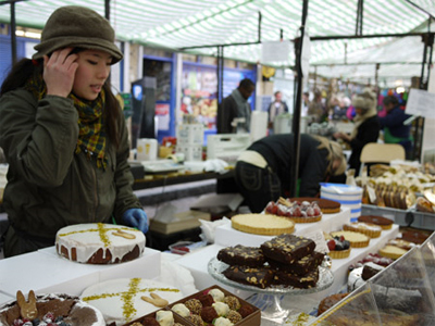 www.cocoandme.com - www.thisisnaive.com - Tommy picture of Tamami at the cake stall at Broadway Market, Hackney - Coco&Me