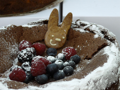 www.cocoandme.com - www.thisisnaive.com - Tommy picture of Tamami's flourless chocolate cake at the cake stall at Broadway Market, Hackney - Coco&Me