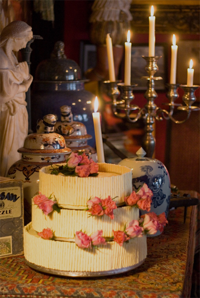 Coco&Me - White chocolate cigarretto wedding cake with chocolate sponge 3 tier with roses - www.cocoandme.com 