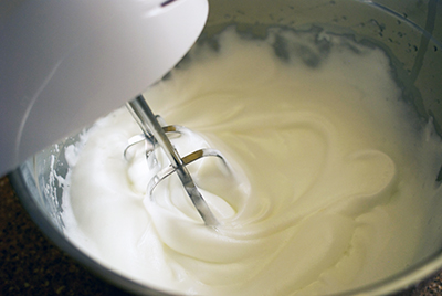 Coco&Me - How to whip egg whites ~ How to obtain high volume foams with foam stability ~ www.cocoandme.com ~ Coco And Me ~ the perfect meringue